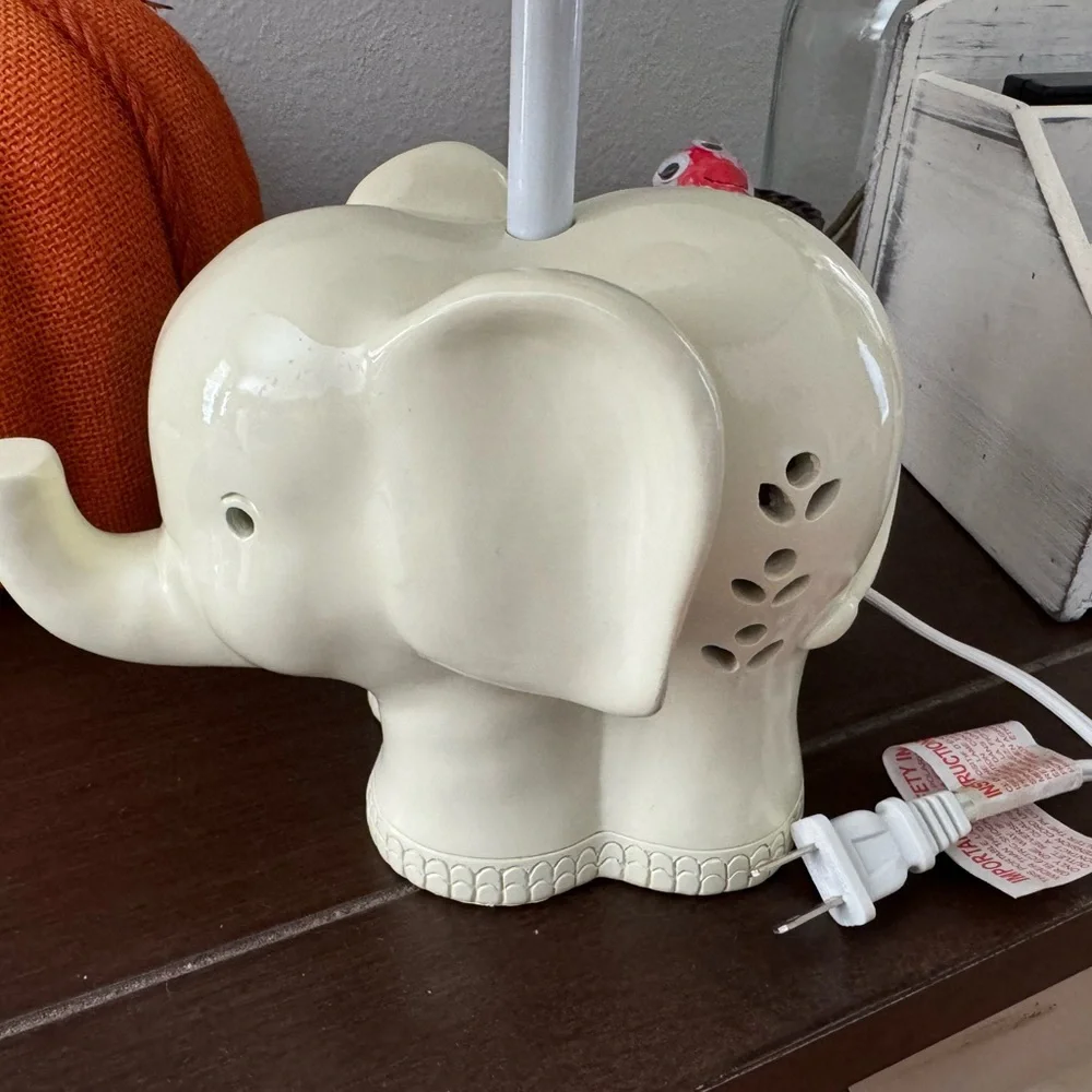 Elephant lamp with chevron shade - Picture 2 of 5